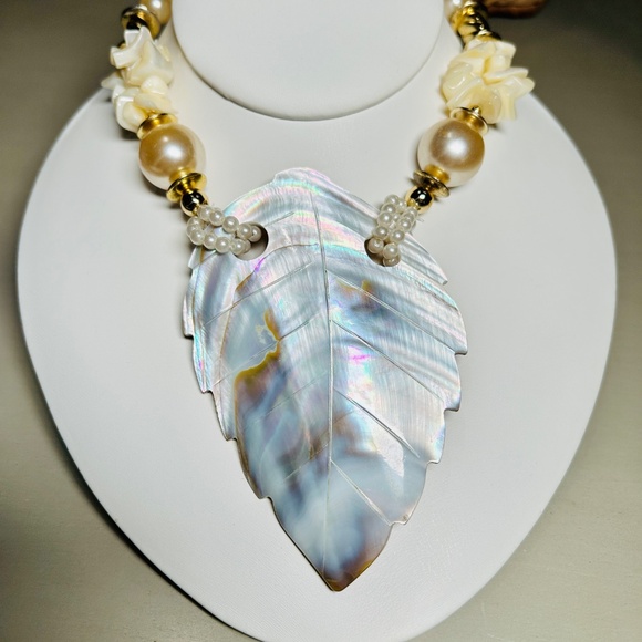 Vintage Beautiful Mother of Pearl Carved Leaf pendant necklace - Picture 6 of 16